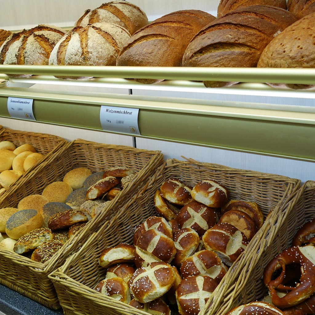 Ein Bild mit Backwaren wie Brote, Laugenweckle, Brezen, Semmeln