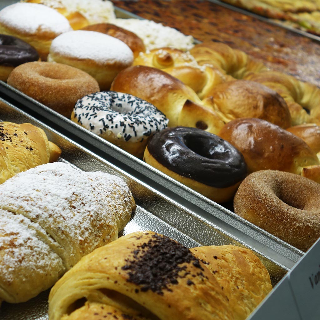 Ein Bild mit süßen Teilchen, Donuts, Croissants, Hefegebäck