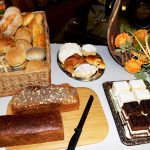 Bild des Frühstücksbuffets mit Broten, Brötchen, Semmeln, Weckle, Brezen, Brezeln, süßen Teilchen und Kuchen
